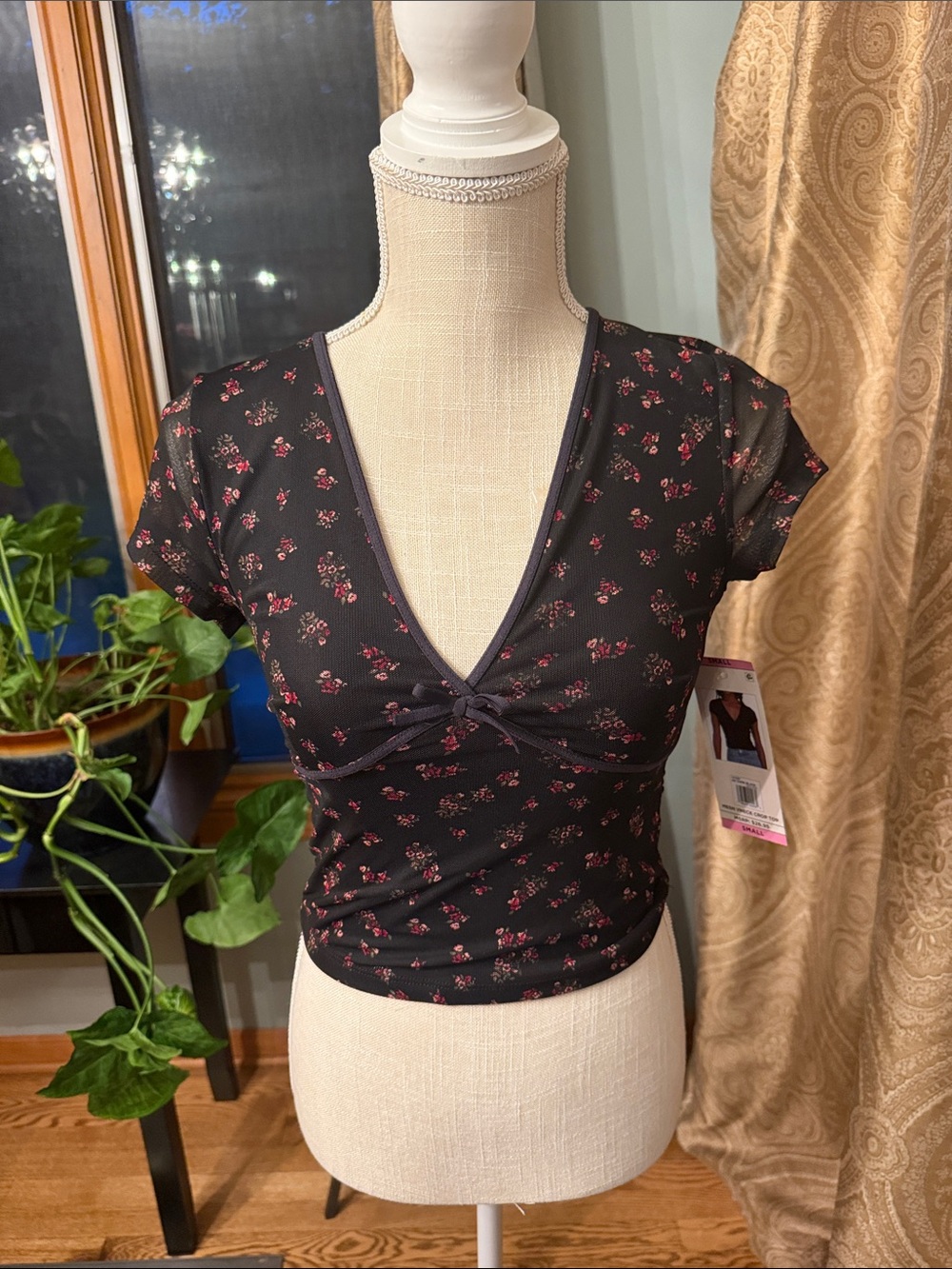 Aeropostale Black Crop Top with Pink Floral Print y2k cottagecore